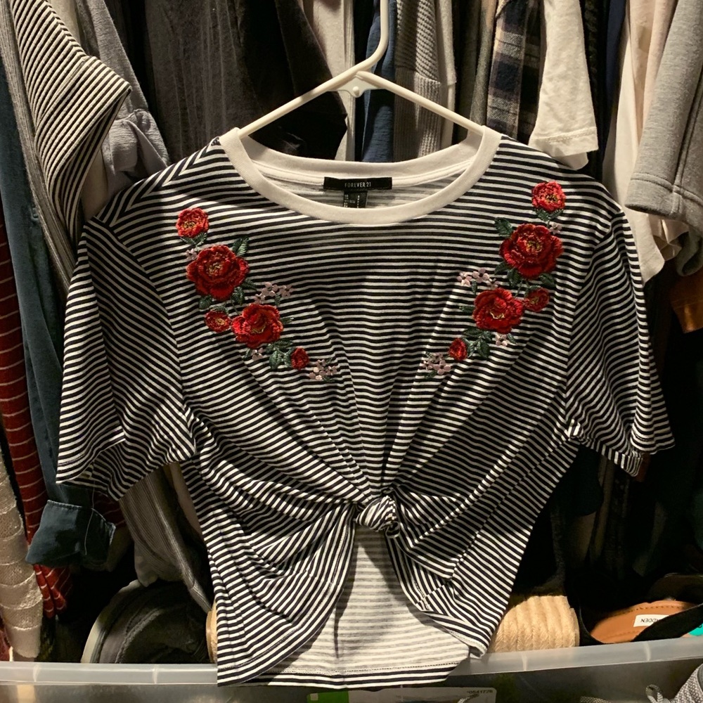 Forever 21 Cropped shirt
